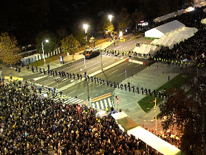 Дијана Хрка наставља штрајк глађу, мирно испред Скупштине