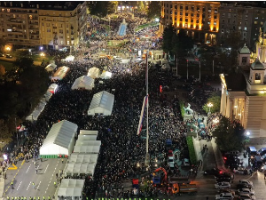 Срби са КиМ који пешаче ка Новом Саду дочекани испред Скупштине, Вучић: Поносан на Србију, поново позивам на дијалог