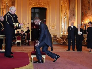 Сер Дејвид, одело леди Викторије, поклон Гордона Ремзија и сенка над прославом Бекамовог витештва