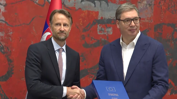 Бекерат уручио Вучићу годишњи извештај ЕК о напретку Србије