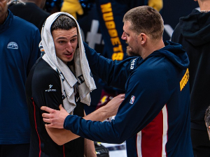 Мегина веза у Денверу, Никола Николи у загрљај