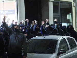 Усташки покличи испред Српског културног центра у Загребу; Милановић: Надам се да је реч о привременој девијацији