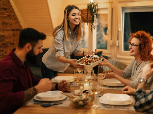 Једноставан мени, минималан стрес: савети врхунских кувара за вечеру у којој ће уживати чак и домаћин