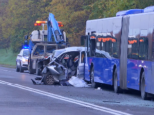 Судар аутобуса и аутомобила на Обреновачком путу – једна особа погинула, осморо повређених