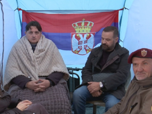 Угљеша Мрдић штрајкује глађу испред Скупштине, хитна му указала помоћ