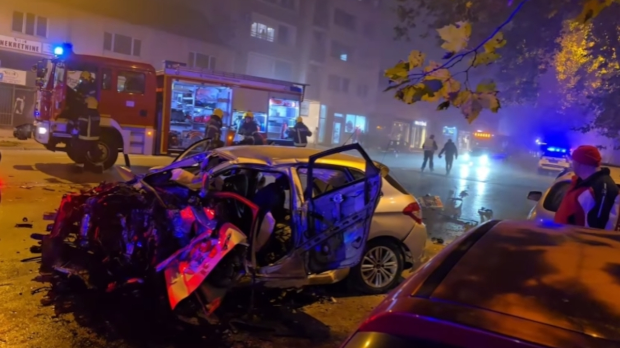 Петоро повређених у тешкој саобраћајној несрећи у Новом Саду, ватрогасци секу возила