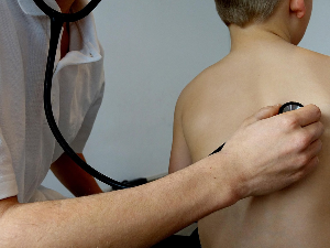 Педијатри добијају нови алат: онлајн курс СЗО и Уницефа помаже у препознавању последица загађења