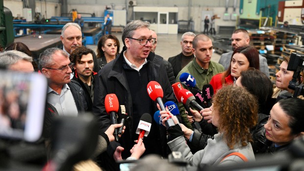 Вучић у Нишу и околини обилази фабрике и институције: Курс динара стабилан, није тачно да немамо довољно девиза