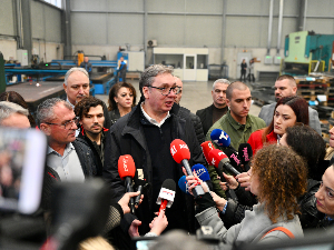 Вучић у Нишу и околини обилази фабрике и институције: Курс динара стабилан, није тачно да немамо довољно девиза