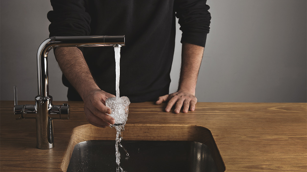 Чесмовача под контролом, флаширана у моди: како смо изгубили поверење у воду из славине