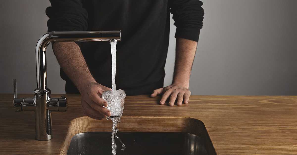 Чесмовача под контролом, флаширана у моди: како смо изгубили поверење у воду из славине