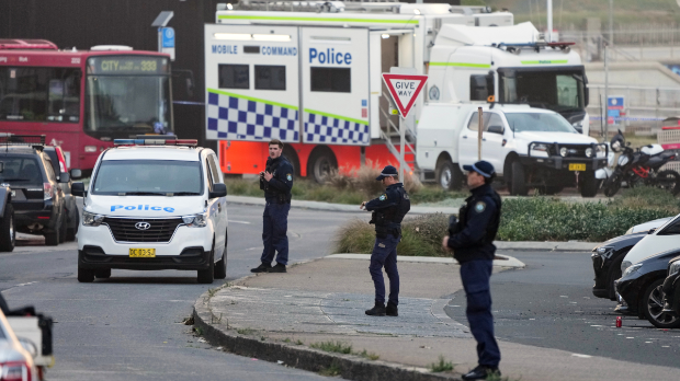 Терористички напад током прославе Хануке на плажи у Сиднеју – расте број жртава: 16 мртвих, 38 повређених