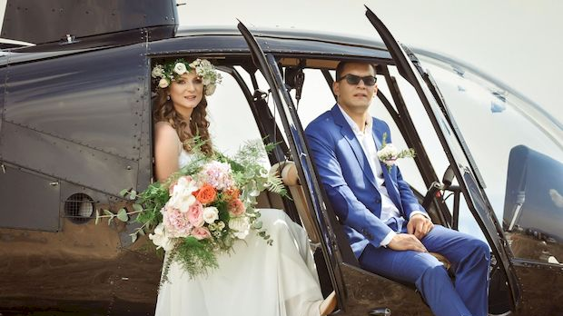 Љубав на сеоски начин између пилота и бармена