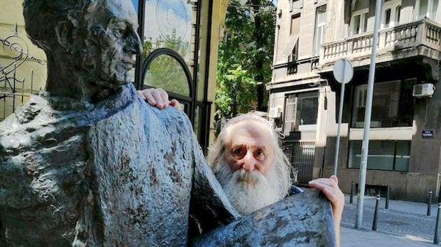 Клокотризам као антиципација: Старо сајмиште са људима 