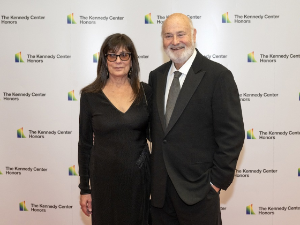 Редитељ Роб Рајнер и његова супруга  пронађени мртви у свом дому, полиција истражује случај