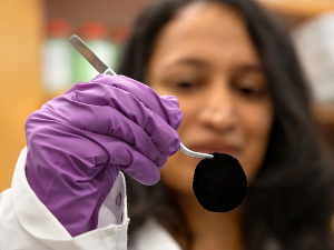 Направљена тканина црна као црна рупа, инспирисана перјем величанствене рајске птице