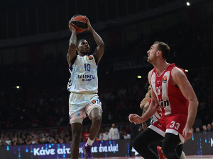 Тројкашка рапсодија Валенсије у Пиреју за велику победу над Олимпијакосом