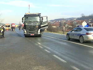 Судар путничког возила и камиона код Горњег Милановца, погинула једна особа