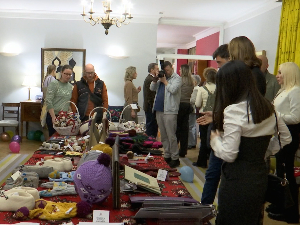 Традиција и савремени дизајн под једним кровом: Божићни базар Етно мреже у Резиденцији британског амбасадора  