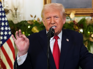 Трампово годишње обраћање – поново удар на Бајдена, хваљење успесима и обећање бонуса америчким војницима