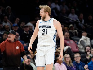Џок Лендејл тројкама у финишу меча донео победу Мемфису против Минесоте