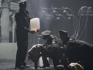 Снимак представе Ромеа Кастелучија „Братија“ на алтернативном Битефу