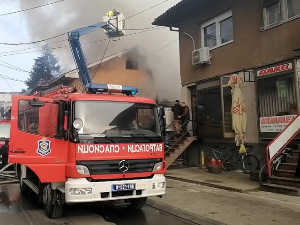 Пожар у ужем центру Новог Пазара захватио кућу и занатске радње