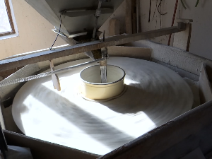 У Ћирковој воденици, најстаријој у Атеници, још увек се чује звук точка