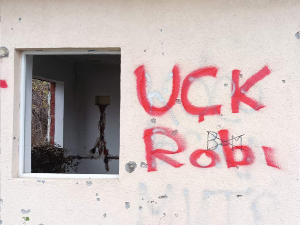 Графити тзв. ОВК на магистралном путу код Косовске Митровице