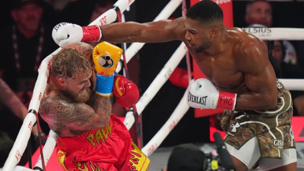 Џошуа нокаутирао Пола у боксерском спектаклу у Мајамију - меч пратило више од 300 милиона гледалаца