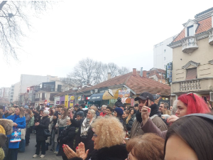 Протест испред Прве нишке гимназије "Стеван Сремац"