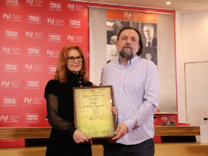 Уручене годишње награде УНС-а – "Димитрије Давидовић" уредници РТС-а Јелени Божовић 