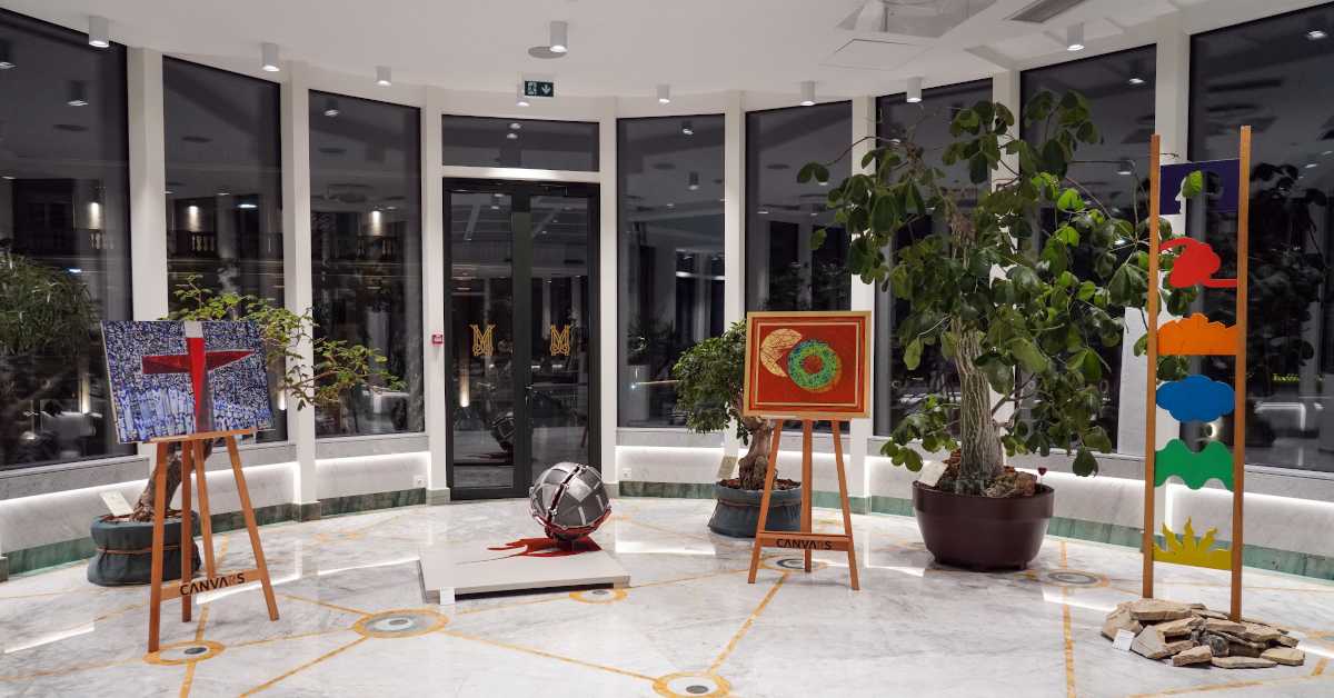 У Палати уметности Мадлена отворена изложба слика и скулптура „У лавиринтима знакова и симбола“