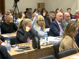 Београдски одборници усвојили буџет за 2026. годину, испред градске скупштине протест радника 