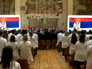 Вучић на додели уговора о раду најбољим дипломцима медицинских факултета и школа