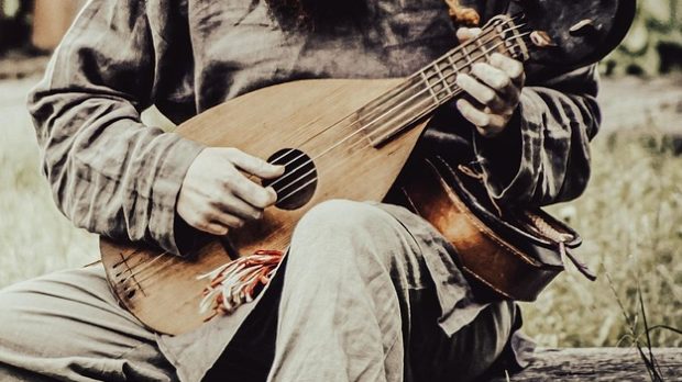 Код два бела голуба: ''Све је то она иста, вечна Прованса'', о трубадурима и трубадурској поезији