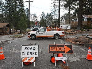 Поплаве у Калифорнији након обилних падавина, три особе погинуле