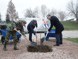 Вучић у касарни Бањица: За три године биће изграђени нови објекти војске