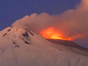  Вулкан Етна показао нове знаке активности, избацио ужарени материјал и пепео