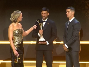 Ђоковић најбољи спортиста године у избору "Глоуб сокера", Роналдо му уручио награду