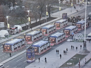 Уклоњени шатори, постављено божићно село испред Народне скупштине 