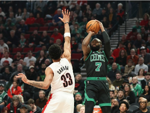 Бостон изгубио, Браун изједначио рекорд Лерија Бирда