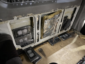 Заплењено више од 30 килограма кокаина, дрога била сакривена у шупљинама комбија