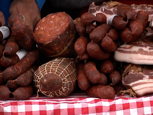 Магнет за гурмане: Адорјански фестивал хурки и кобасица пуни село гостима из Европе