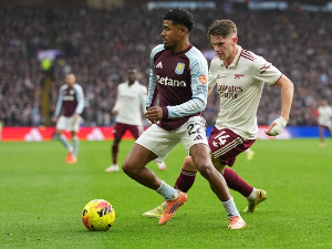 Буендија у последњој секунди за пад Арсенала на "Вила парку"