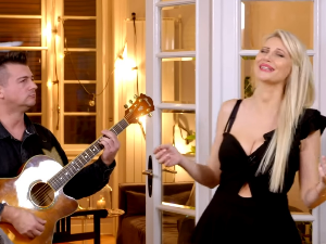 Глумци певају