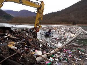 Отпад из Црне Горе поново загадио Потпећко језеро, прибојски еколози уклањању смеће