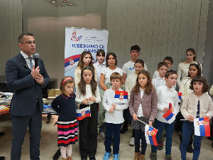 Подршка дијаспори: Министар Милићевић даривао наставна средства српској школи у Бриселу