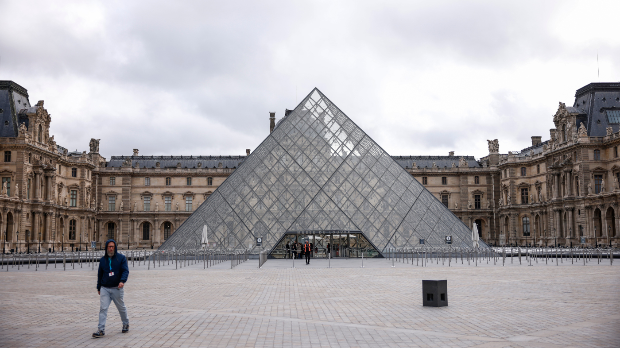 Лувр из малера у малер – после пљачке, поплава и нова непријатна питања