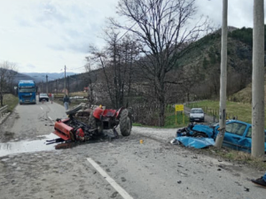 Преполовљен трактор у судару са аутомобилом код Краљева - тракториста превезен у болницу